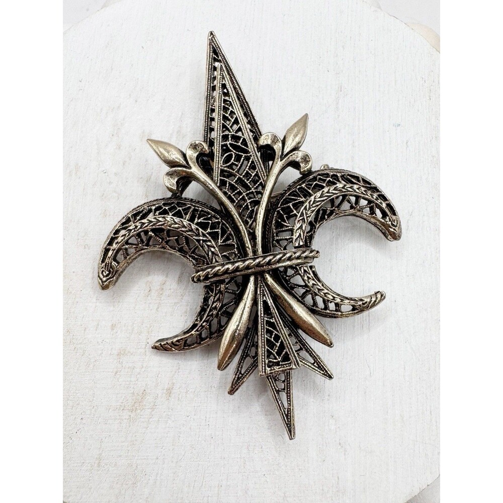 Vintage signed ART Fleur de lis Gold Tone brooch Pin Filigree Arthur Pepper